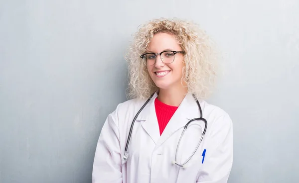 Jonge Blonde Dokter Vrouw Grunge Grijs Muur Uitzicht Weg Naar — Stockfoto