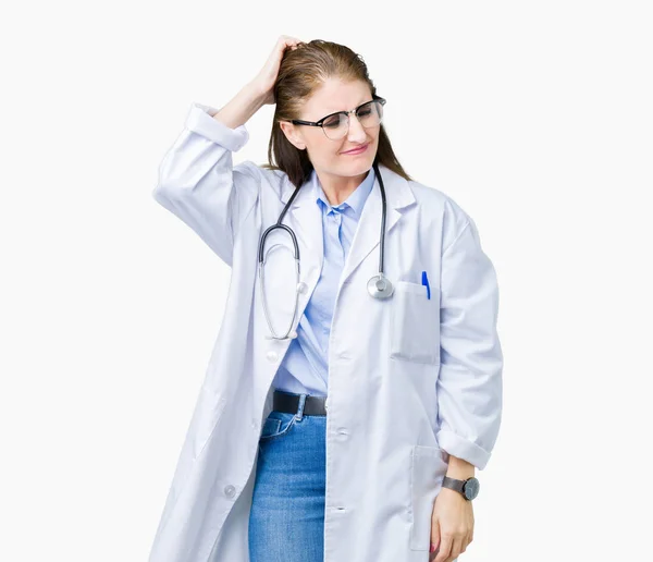 孤立した背景に医療のコートを着て中年中高年医師女性と混同問題について疑問に思います 頭の上の手で考えて疑問を持つ不透明 物思いにふけるコンセプト — ストック写真