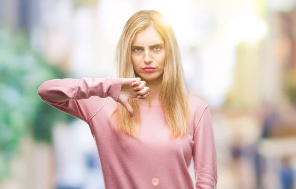 Giovane Bella Donna Bionda Indossa Maglione Invernale Rosa Sfondo Isolato — Foto Stock