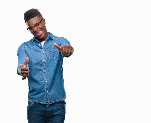 Joven Afroamericano Sobre Fondo Aislado Aprobando Hacer Gesto Positivo Con — Foto de Stock