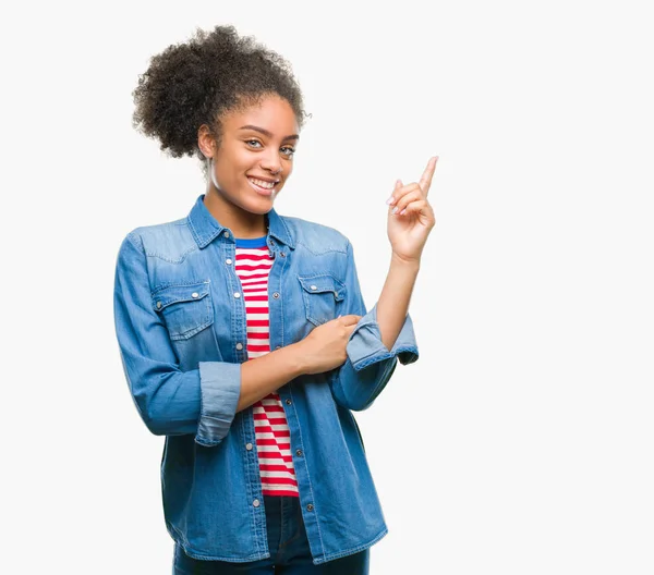 Jovem Afro Americana Sobre Fundo Isolado Com Grande Sorriso Rosto — Fotografia de Stock