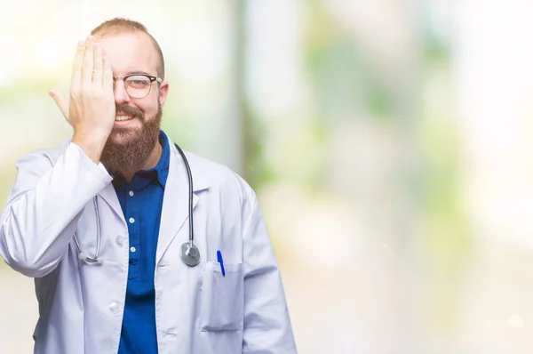 Giovane Uomo Medico Caucasico Indossa Cappotto Bianco Medico Sfondo Isolato — Foto Stock