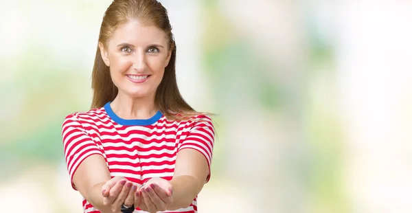 Reife Frau Mittleren Alters Lässigem Shirt Vor Isoliertem Hintergrund Lächelnd — Stockfoto