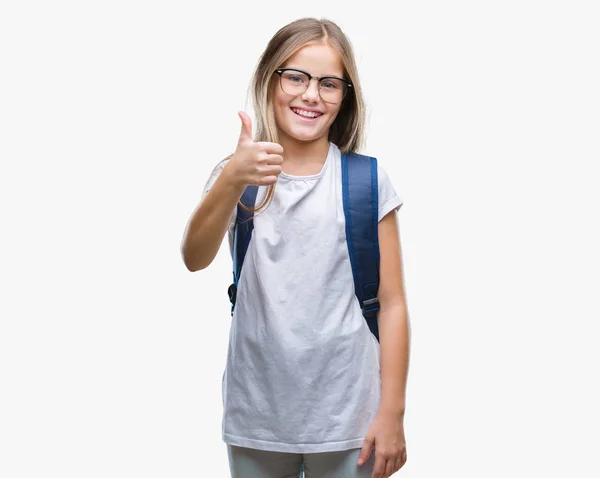 年轻漂亮聪明的学生女孩穿着背包在孤立的背景下做快乐大拇指手势与手 批准表达式看相机与显示成功 — 图库照片
