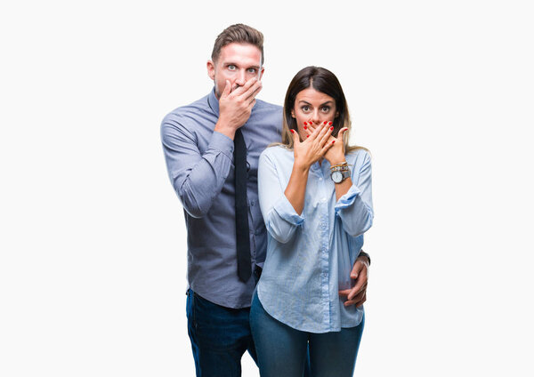 Молодые рабочие деловая пара на изолированном фоне шокировали прикрывая рот руками за ошибку. Секретная концепция
.