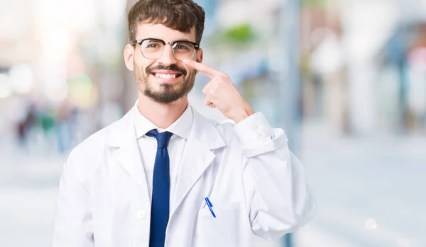 Giovane Scienziato Professionista Uomo Indossa Cappotto Bianco Sfondo Isolato Indicando — Foto Stock