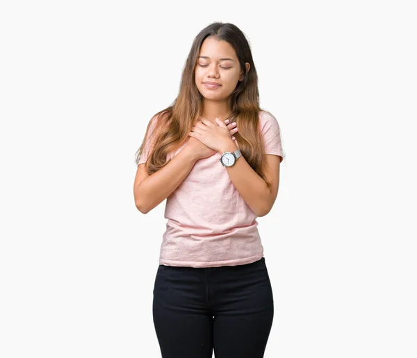 Mladá Krásná Bruneta Žena Nosí Růžové Tričko Izolované Pozadí Úsměvem — Stock fotografie
