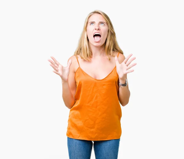 Mooie Jonge Vrouw Die Het Dragen Van Oranje Shirt Geïsoleerd — Stockfoto