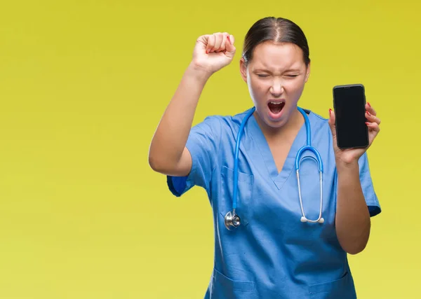 Jonge Blanke Dokter Vrouw Weergegeven Smarpthone Geïsoleerd Background Boos Gefrustreerd — Stockfoto