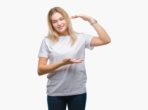 Молодая Белая Женщина Изолированном Фоне Жестикулирует Руками Показывая Большой Большой — стоковое фото