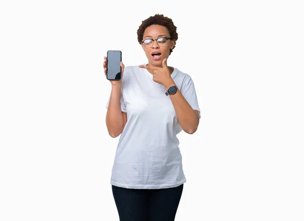 Jovem Afro Americana Mostrando Tela Smartphone Sobre Fundo Isolado Muito — Fotografia de Stock
