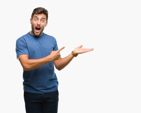 Joven Hombre Guapo Sobre Fondo Aislado Asombrado Sonriendo Cámara Mientras — Foto de Stock