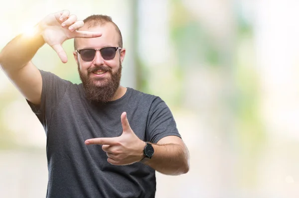 Unga Kaukasiska Hipster Mannen Bär Solglasögon Över Isolerade Bakgrund Leende — Stockfoto