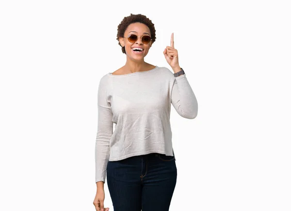 Beautiful Young African American Woman Wearing Sunglasses Isolated Background Pointing — Stock Photo, Image