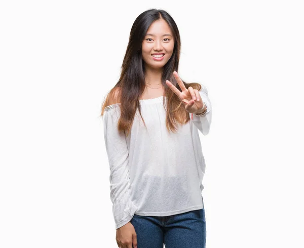 Mladá Asijská Žena Izolované Pozadí Usmívající Dívá Kamery Zachycující Prsty — Stock fotografie