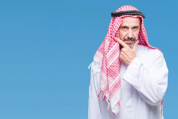 Magas Rangú Arab Ember Keffiyeh Elszigetelt Háttér Keresi Benne Kamera — Stock Fotó