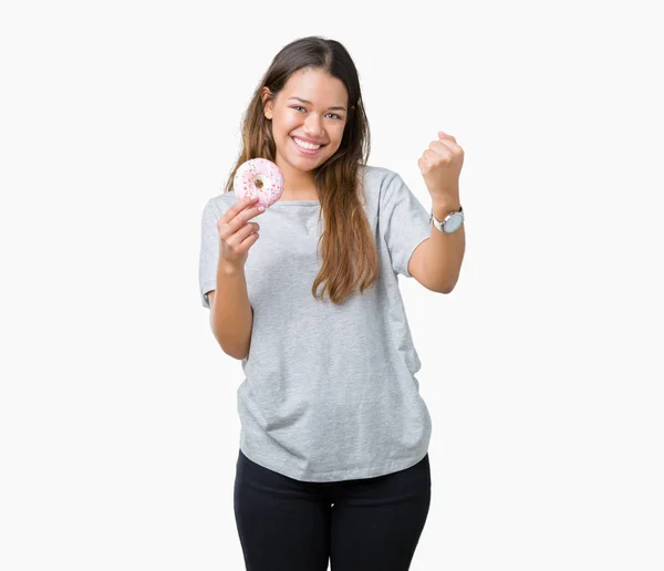 Junge Schöne Frau Isst Rosa Donut Vor Isoliertem Hintergrund Schreit — Stockfoto