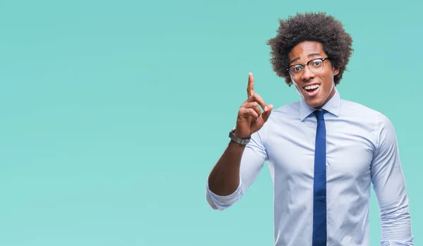 Афро Американский Бизнесмен Очках Изолированном Фоне Указывает Пальцем Успешную Идею — стоковое фото