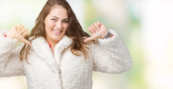 Mooie Grootte Jonge Vrouw Dragen Winter Schapen Vacht Geïsoleerd Achtergrond — Stockfoto