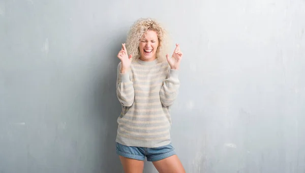Jonge Blonde Vrouw Met Krullend Haar Grunge Grijze Achtergrond Glimlachend — Stockfoto