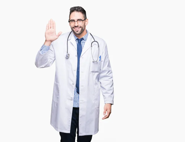 Pohledný Mladý Lékař Muž Nad Izolované Pozadí Waiving Rčení Hello — Stock fotografie