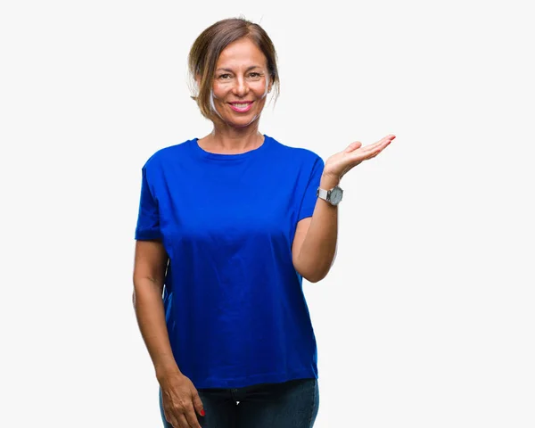 Middelbare Leeftijd Senior Latino Vrouw Geïsoleerde Achtergrond Lacht Vrolijk Presenteren — Stockfoto