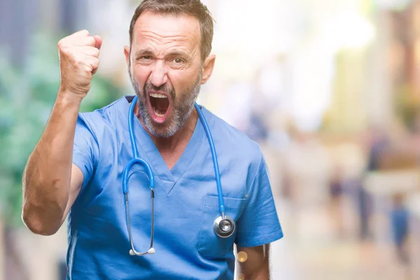 上医療制服を着て中年白髪の先輩医師の男性が怒っている背景を分離し イライラして怒りで叫びながら猛烈な拳の狂牛病発生します 怒りと攻撃的な概念 — ストック写真