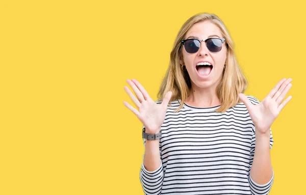 Hermosa Joven Con Gafas Sol Sobre Fondo Aislado Celebrando Loco —  Fotos de Stock