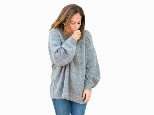 美丽的中年妇女穿冬季毛衣在孤立的背景感到不适和咳嗽作为症状的感冒或支气管炎 医疗理念 — 图库照片