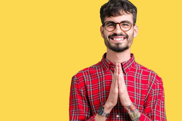 Jovem Homem Bonito Vestindo Óculos Sobre Fundo Isolado Orando Com — Fotografia de Stock