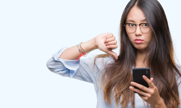 Junge Asiatische Frau Sms Mit Smartphone Über Isolierten Hintergrund Mit — Stockfoto