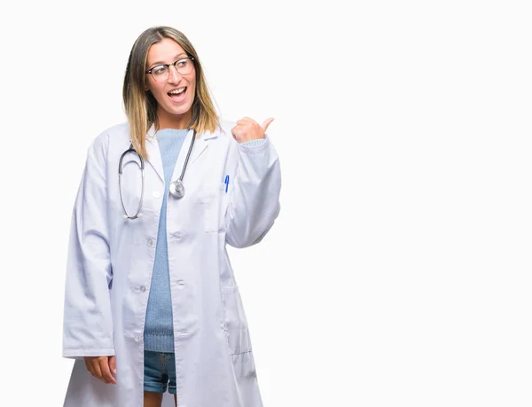 Joven Hermosa Médico Mujer Auriculares Sobre Fondo Aislado Sonriendo Con —  Fotos de Stock