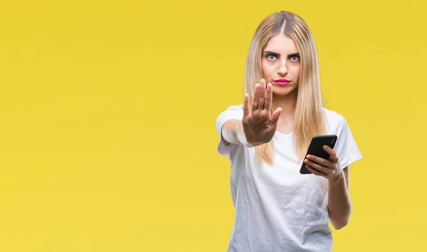 Jonge Mooie Blonde Vrouw Met Smartphone Geïsoleerde Achtergrond Met Open — Stockfoto