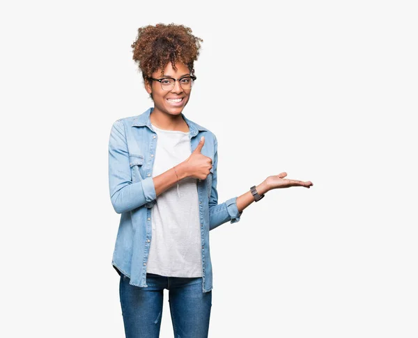 Красивая Молодая Африканская Американка Очках Изолированном Фоне Показывает Ладонь Делает — стоковое фото