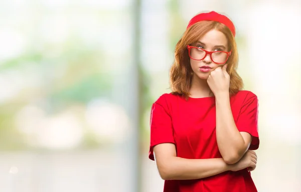 Jovem Bela Mulher Sobre Fundo Isolado Pensando Parecendo Cansado Entediado — Fotografia de Stock