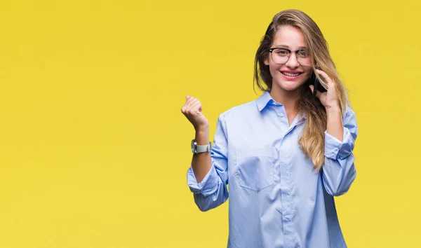 Junge Schöne Blonde Geschäftsfrau Telefoniert Mit Smartphone Über Isolierten Hintergrund — Stockfoto