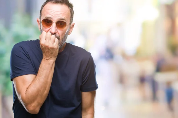 Hombre Mediana Edad Con Gafas Sol Sobre Fondo Aislado Que — Foto de Stock