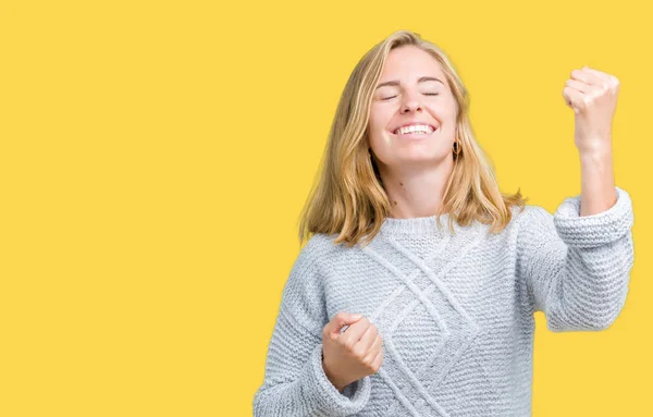 Hermosa Mujer Joven Con Suéter Invierno Sobre Fondo Aislado Muy —  Fotos de Stock