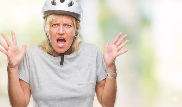 Mujer Ciclista Caucásica Mediana Edad Con Casco Seguridad Sobre Fondo — Foto de Stock