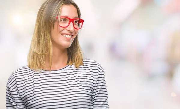 Mujer Hermosa Joven Con Gafas Sobre Fondo Aislado Mirando Hacia —  Fotos de Stock