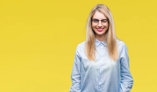 Junge Schöne Blonde Geschäftsfrau Trägt Brille Über Isoliertem Hintergrund Zwinkert — Stockfoto