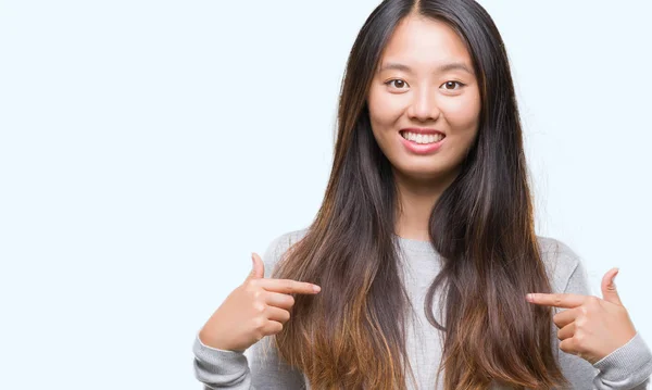 Junge Asiatische Frau Über Isoliertem Hintergrund Sieht Selbstbewusst Mit Einem — Stockfoto