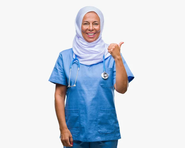 Ältere Arabische Krankenschwester Mittleren Alters Trägt Hijab Über Isoliertem Hintergrund — Stockfoto