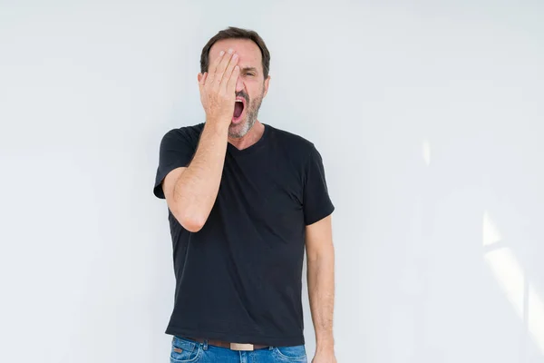 Homem Sênior Sobre Fundo Isolado Bocejo Cansado Cobrindo Metade Rosto — Fotografia de Stock