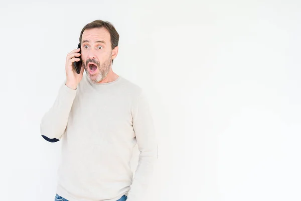 Senior Mann Spricht Auf Smartphone Über Isolierten Hintergrund Verängstigt Schock — Stockfoto