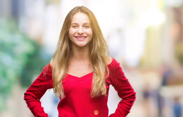 年轻美丽的金发碧眼的女人穿着红色毛衣在孤立的背景与快乐和冷静的笑容在脸上 幸运的人 — 图库照片