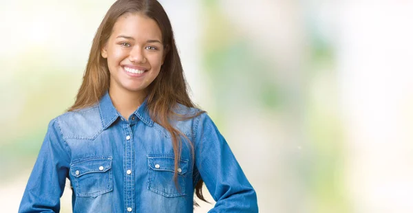 Ung Vacker Brunett Kvinna Som Bär Blå Jeansskjorta Över Isolerade — Stockfoto