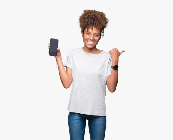 Jovem Afro Americana Mostrando Tela Smartphone Sobre Fundo Isolado Apontando — Fotografia de Stock