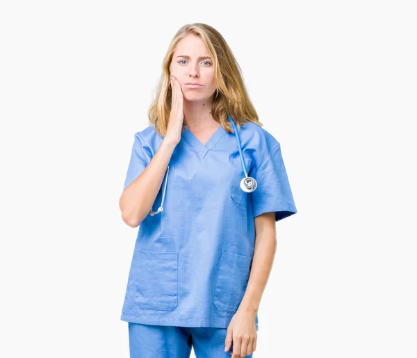 Belle Jeune Femme Médecin Portant Uniforme Médical Sur Fond Isolé — Photo