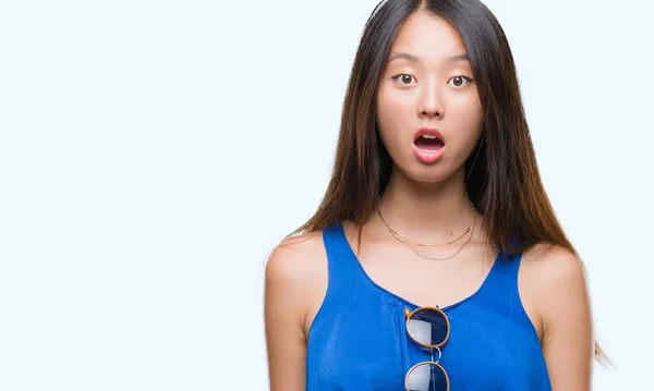 Mladá Asijská Žena Izolované Pozadí Strach Šokován Výrazem Překvapení Strach — Stock fotografie